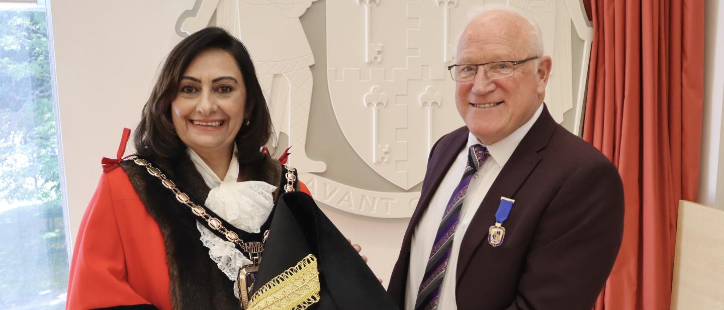 The new Mayor of Havant, Cllr Munazza Faiz, and previous Mayor, Cllr Peter Wade